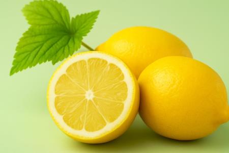 Hausgemachte Limonade mit Knoblauch, Honig und Apfelessig: altes Hausmittel im Glas für kalte Tage